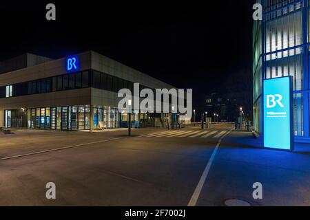 MÜNCHEN, DEUTSCHLAND - MÄRZ 2021: Haupteingang des Bayerischen Rundfunks in Freimann, München Stockfoto