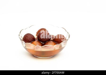 Gulab Jamun süßes in einer Glasschale auf einem weißen Hintergrund Stockfoto