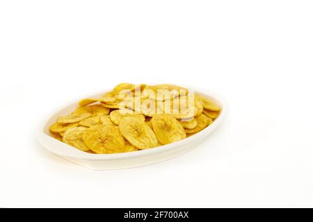 Bananenchips in einer Servierschale auf weißem Hintergrund Stockfoto