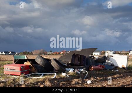 Poznan, Polen - 02. April 2021: Illegale Deponie in der Nähe der Sandstraße des Landes. Wolkiger Himmel Stockfoto