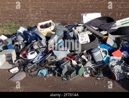 Posen, Polen - 02. April 2021: Illegale Deponie in der Natur. Bau- und Hausmüll in einer illegalen Mülldeponie auf einer Räumung. Kriminelle Env Stockfoto