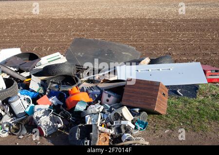 Posen, Polen - 02. April 2021: Illegale Deponie in der Natur. Bau- und Hausmüll in einer illegalen Mülldeponie auf einer Räumung. Kriminelle Env Stockfoto