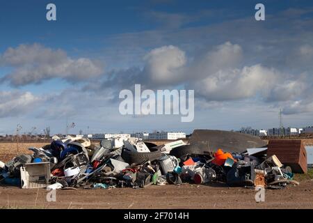 Poznan, Polen - 02. April 2021: Umweltverschmutzung in der Natur - Müll wird auf der Straße geworfen. Müll am Stadtrand, illegale Müllhalde. Stockfoto