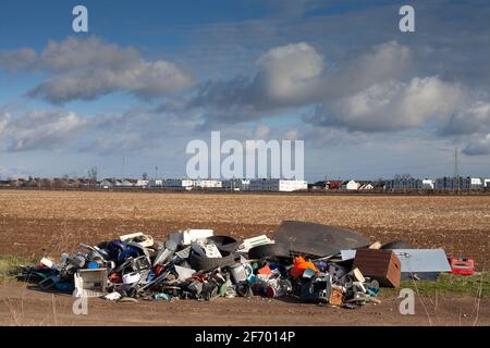 Poznan, Polen - 02. April 2021: Illegale Deponie am Stadtrand. Kriminelle Umweltverschmutzung von Wildtieren. Stockfoto