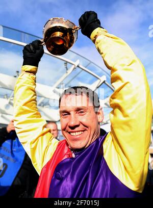 Datei Foto vom 16-03-2018 von Jockey Richard Johnson feiert mit der Trophäe nach dem Gewinn des Timico Cheltenham Gold Cup Chase. Ausgabedatum: Samstag, 3. April 2021. Stockfoto