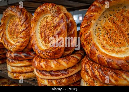 Kirgisisches traditionelles Brot, das auf dem Osch-Markt in Kirgisistan verkauft wird. Wird üblicherweise über einen Tandoor gekocht und anschließend zu einem köstlichen, dicken Brot gewürzt. Stockfoto