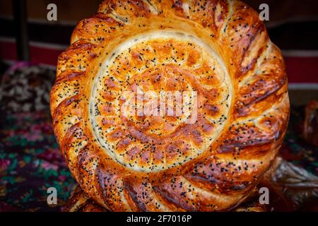 Kirgisisches traditionelles Brot, das auf dem Osch-Markt in Kirgisistan verkauft wird. Wird üblicherweise über einen Tandoor gekocht und anschließend zu einem köstlichen, dicken Brot gewürzt. Stockfoto