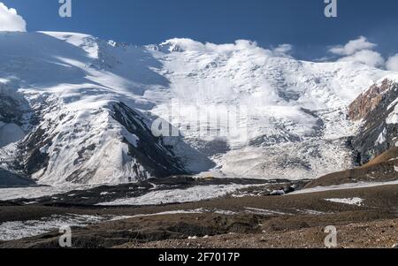 enin Peak, Pamir Berge, Kirgisistan, Asien, mit blauem Himmel, Schnee und Wolken. Ein Blick vom Achik Tash Basislager Stockfoto