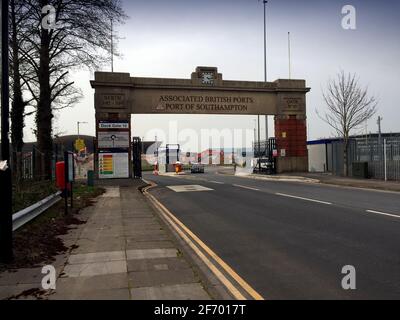 Eingang, verbundene britische Häfen, Hafen von Southampton, Dock Gate Number 10, Hampshire, England, Großbritannien, Stockfoto