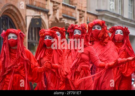 Extinction Rebellions Rote Rebellenbrigade trat beim Protest zum Kill the Bill in Mayfair auf, als Tausende aus Protest gegen das Gesetz über Polizei, Verbrechen, Verurteilung und Gerichte durch Central London marschierten. Stockfoto