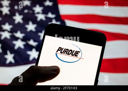 China. März 2021. In dieser Abbildung ist das amerikanische Pharmaunternehmen Purdue Logo auf einem Smartphone mit einer Flagge der Vereinigten Staaten im Hintergrund zu sehen. (Foto: Chukrut Budrul/SOPA Images/Sipa USA) Quelle: SIPA USA/Alamy Live News Stockfoto