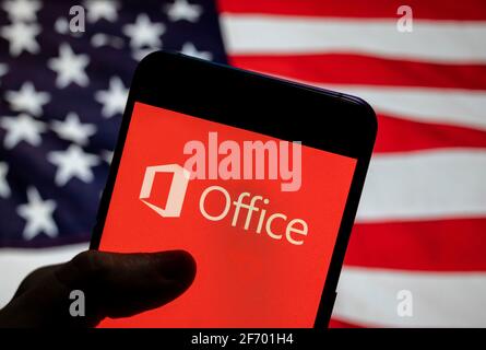 China. März 2021. In dieser Abbildung ist das Logo der Software by Microsoft Office zu sehen, das auf einem Smartphone mit einer Flagge der Vereinigten Staaten im Hintergrund angezeigt wird. (Foto: Chukrut Budrul/SOPA Images/Sipa USA) Quelle: SIPA USA/Alamy Live News Stockfoto
