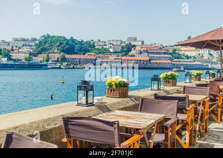 Café am Ufer des Douro mit einer schönen Aussicht in Porto, Portugal Stockfoto