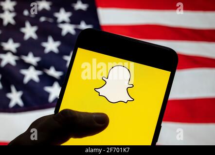 China. März 2021. In dieser Abbildung wird das Snapchat-Logo für Multimedia-Nachrichten auf einem Smartphone mit einer Flagge der Vereinigten Staaten im Hintergrund angezeigt. (Foto: Chukrut Budrul/SOPA Images/Sipa USA) Quelle: SIPA USA/Alamy Live News Stockfoto