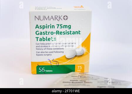 Aspirin. Gastro-resistente Tabletten, um weitere Herzinfarkte und Schlaganfälle bei Patienten mit früheren Vorerkrankungen zu verhindern. Numark Stockfoto