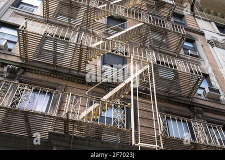 Typisches Industriegebäude in New York mit Feuertreppen in New York, USA Stockfoto