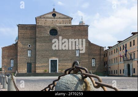 Rückansicht der Abtei von Santa Giustina und der Basilika Sant Antonio mit einer eisernen Fechtkette um einen Platz im Vordergrund in Padua Stockfoto