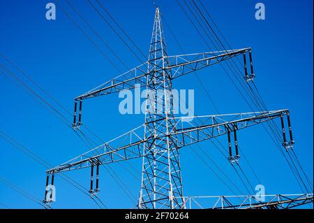 Nahaufnahme eines Strommostes gegen den blauen Himmel Stockfoto
