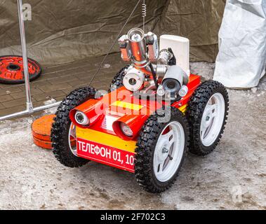 Samara, Russland - 23. Februar 2020: Feuerlöschroboter. Mobiler autonomer Weled Vehicle Feuerwehrmann Stockfoto