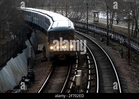 Moskau, Russland. April 2021. Eine U-Bahn fährt auf einem erhöhten Abschnitt der Zamoskvoretskaya-Linie am Technopark-Bahnhof in Moskau, Russland Stockfoto