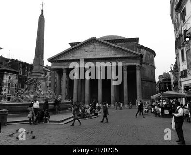 Ein Blick auf das Pantheon in Rom mit einem Brunnen Und ein Obelisk im Vordergrund Stockfoto