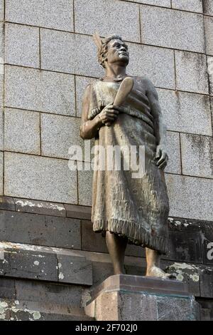 Maori-Statue auf einer Seite von Sir John Logan Campbell Denkmal auf dem One Tree Hill Auckland Neuseeland Stockfoto