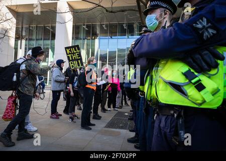 Manchester, Großbritannien. April 2021. Polizeibeamte schaffen eine Absperrung, um die Demonstranten während der Demonstration zu stoppen.die Proteste gehen im ganzen Land weiter, weil der vorgeschlagene Police, Crime and Urteilsgesetz, das, falls es angenommen würde, neue Gesetze rund um das Protestieren einführen würde. (Foto von Andy Barton/SOPA Images/Sipa USA) Quelle: SIPA USA/Alamy Live News Stockfoto