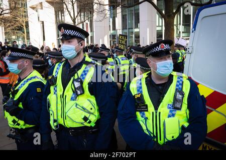 Manchester, Großbritannien. April 2021. Polizeibeamte schaffen eine Absperrung, um die Demonstranten während der Demonstration zu stoppen.die Proteste gehen im ganzen Land weiter, weil der vorgeschlagene Police, Crime and Urteilsgesetz, das, falls es angenommen würde, neue Gesetze rund um das Protestieren einführen würde. (Foto von Andy Barton/SOPA Images/Sipa USA) Quelle: SIPA USA/Alamy Live News Stockfoto