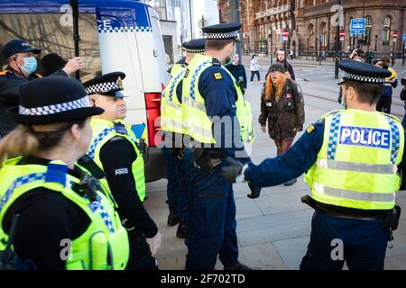 Manchester, Großbritannien. April 2021. Polizeibeamte ziehen ein, um eine Menge von Demonstranten zu zerstreuen, die die Straßenbahnschienen während der Demonstration blockierten.die Proteste im ganzen Land dauern an, da der vorgeschlagene Police, Crime und Urteilsgesetz, das, falls angenommen, neue Gesetze zum Thema Protest einführen würde, vorgeschlagen wurde. (Foto von Andy Barton/SOPA Images/Sipa USA) Quelle: SIPA USA/Alamy Live News Stockfoto