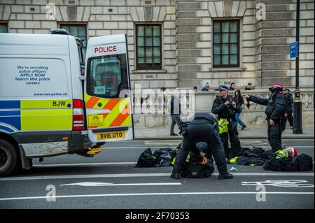 London, Großbritannien. April 2021. Eine kleine Gruppe von Protestierenden bleibt am frühen Abend und die Polizei legte Aufstandsausrüstung an, um sie zu beseitigen - tötet den Protest des Gesetzentwurfs von Menschen, die wütend auf die neue Gesetzgebung namens Police, Crime, Urteilsverkündung und Courts Bill sind, die der Polizei mehr Befugnisse geben würde, um Protesten einzuschränken. Der Protest wurde von mehreren Gruppen unterstützt, darunter Extinction Rebellion und Black Lives Matter. Es begann an der Speakers Corner und folgte ein marsch durch Westminster. Kredit: Guy Bell/Alamy Live Nachrichten Stockfoto