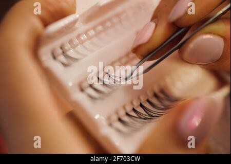 Set von erweiterten Wimpern im Schönheitssalon Stockfoto