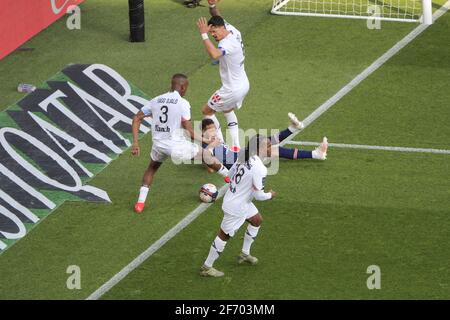 Paris, Frankreich. April 2021. Neymar da Silva Santos Junior - Neymar Jr (PSG) auf dem Boden, nachdem Renato SANCHES (Lille OSC), Sven BOTMAN (Lille OSC), Tiago DJALO (Lille OSC) während des Fußballspiels der französischen Meisterschaft Ligue 1 zwischen Paris Saint-Germain und dem LOSC Lille am 3. April gekämpft hatten, 2021 im Stadion Parc des Princes in Paris, Frankreich - Foto Stephane Allaman/DPPI/LiveMedia Kredit: Unabhängige Fotoagentur/Alamy Live News Stockfoto