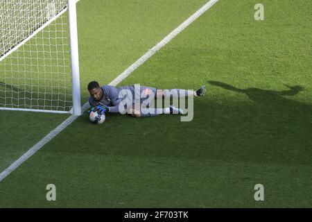 Paris, Frankreich. April 2021. Orestis KARNEZIS (Lille OSC) stoppte den Kick von Angel Di Maria (PSG) während des französischen Ligue-1-Fußballspiels zwischen Paris Saint-Germain und LOSC Lille am 3. April 2021 im Stadion Parc des Princes in Paris, Frankreich - Foto Stephane Allaman/DPPI/LiveMedia Kredit: Unabhängige Fotoagentur/Alamy Live News Stockfoto