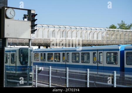 U-Bahn-Station Fröttmaning. Die Linie 6 in München dient als Anbindung an die Allianz Arena des FC Bayern München. Geisterhafte Stille verursacht Corona Lockdown. Stockfoto