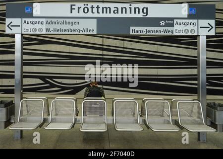 U-Bahn-Station Fröttmaning. Die Linie 6 in München dient als Anbindung an die Allianz Arena des FC Bayern München. Geisterhafte Stille verursacht Corona Lockdown. Stockfoto