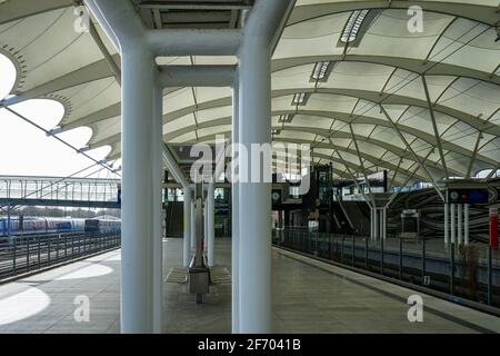 U-Bahn-Station Fröttmaning. Die Linie 6 in München dient als Anbindung an die Allianz Arena des FC Bayern München. Geisterhafte Stille verursacht Corona Lockdown. Stockfoto