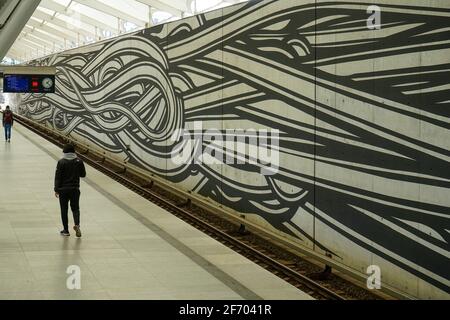 U-Bahn-Station Fröttmaning. Die Linie 6 in München dient als Anbindung an die Allianz Arena des FC Bayern München. Geisterhafte Stille verursacht Corona Lockdown. Stockfoto