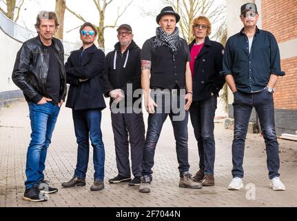 Hannover, Deutschland. April 2021. Die Mitglieder der deutschen Rockband 'Fury in the Slaughterhouse', Rainer Schumann (l-r), Christian Decker, Gero Drnek, Thorsten Wingenfelder, Christof Stein-Schneider und Kai Wingenfelder stehen während einer Fotosession am Rande der Proben zusammen. Quelle: Moritz Frankenberg/dpa/Alamy Live News Stockfoto