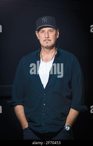 Hannover, Deutschland. April 2021. Kai Wingenfelder, Sänger und Songwriter der deutschen Rockband 'Fury in the Slaughterhouse', posiert während einer Fotosession am Rande der Proben. Quelle: Moritz Frankenberg/dpa/Alamy Live News Stockfoto