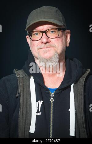 Hannover, Deutschland. April 2021. Gero Drnek, Keyboarder und Mitglied der deutschen Rockband 'Fury in the Slaughterhouse', posiert während einer Fotosession am Rande der Proben. Quelle: Moritz Frankenberg/dpa/Alamy Live News Stockfoto