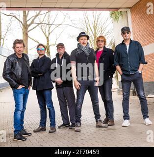 Hannover, Deutschland. April 2021. Die Mitglieder der deutschen Rockband 'Fury in the Slaughterhouse', Rainer Schumann (l-r), Christian Decker, Gero Drnek, Thorsten Wingenfelder, Christof Stein-Schneider und Kai Wingenfelder stehen während einer Fotosession am Rande der Proben zusammen. Quelle: Moritz Frankenberg/dpa/Alamy Live News Stockfoto