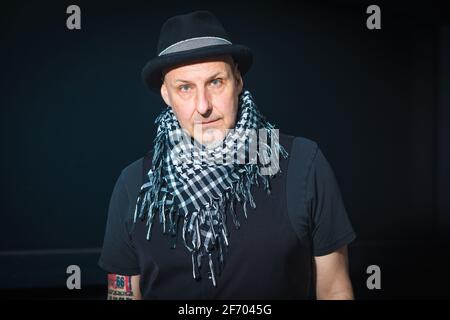 Hannover, Deutschland. April 2021. Thorsten Wingenfelder, Gitarrist und Songwriter der deutschen Rockband 'Fury in the Slaughterhouse', posiert während einer Fotosession am Rande der Proben. Quelle: Moritz Frankenberg/dpa/Alamy Live News Stockfoto