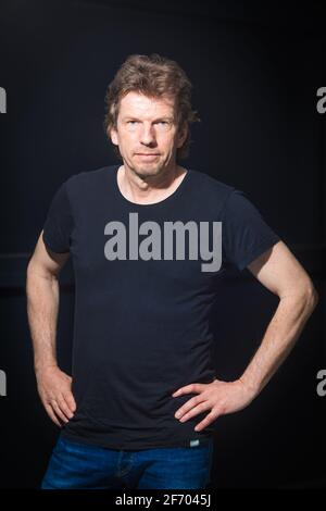 Hannover, Deutschland. April 2021. Rainer Schumann, Schlagzeuger und Mitglied der deutschen Rockband 'Fury in the Slaughterhouse', posiert während einer Fotosession am Rande der Proben. Quelle: Moritz Frankenberg/dpa/Alamy Live News Stockfoto