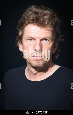 Hannover, Deutschland. April 2021. Rainer Schumann, Schlagzeuger und Mitglied der deutschen Rockband 'Fury in the Slaughterhouse', posiert während einer Fotosession am Rande der Proben. Quelle: Moritz Frankenberg/dpa/Alamy Live News Stockfoto