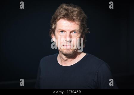 Hannover, Deutschland. April 2021. Rainer Schumann, Schlagzeuger und Mitglied der deutschen Rockband 'Fury in the Slaughterhouse', posiert während einer Fotosession am Rande der Proben. Quelle: Moritz Frankenberg/dpa/Alamy Live News Stockfoto