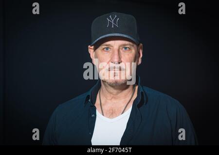 Hannover, Deutschland. April 2021. Kai Wingenfelder, Sänger und Songwriter der deutschen Rockband 'Fury in the Slaughterhouse', posiert während einer Fotosession am Rande der Proben. Quelle: Moritz Frankenberg/dpa/Alamy Live News Stockfoto