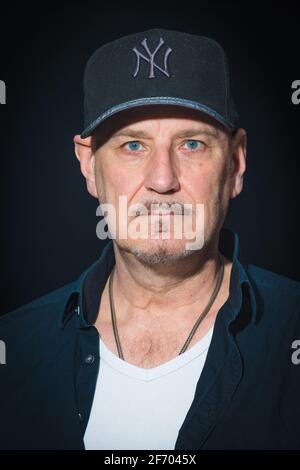 Hannover, Deutschland. April 2021. Kai Wingenfelder, Sänger und Songwriter der deutschen Rockband 'Fury in the Slaughterhouse', posiert während einer Fotosession am Rande der Proben. Quelle: Moritz Frankenberg/dpa/Alamy Live News Stockfoto