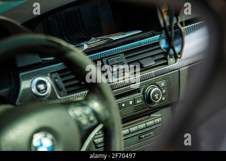 Details im Armaturenbrett des Fahrzeuginnenraums in Nahaufnahme Stockfoto