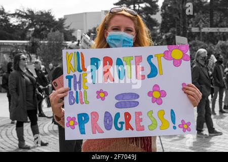 Junge Frau, die den Bill tötet Protest = Progress Plakette beim Kill the Bill Protest in Bournemouth, Dorset UK im April Stockfoto