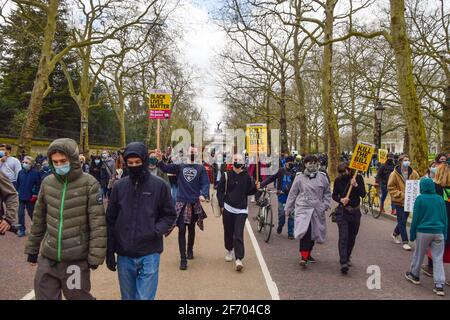 London, Großbritannien. April 2021. Demonstranten laufen am Wellington Arch vorbei, um zum Buckingham Palace zu gelangen, wo sie am Kill the Bill march vorbeiziehen. Tausende von Menschen marschierten durch das Zentrum Londons, um gegen das Gesetz über Polizei, Verbrechen, Verurteilung und Gerichte zu protestieren. Kredit: Vuk Valcic/Alamy Live Nachrichten Stockfoto